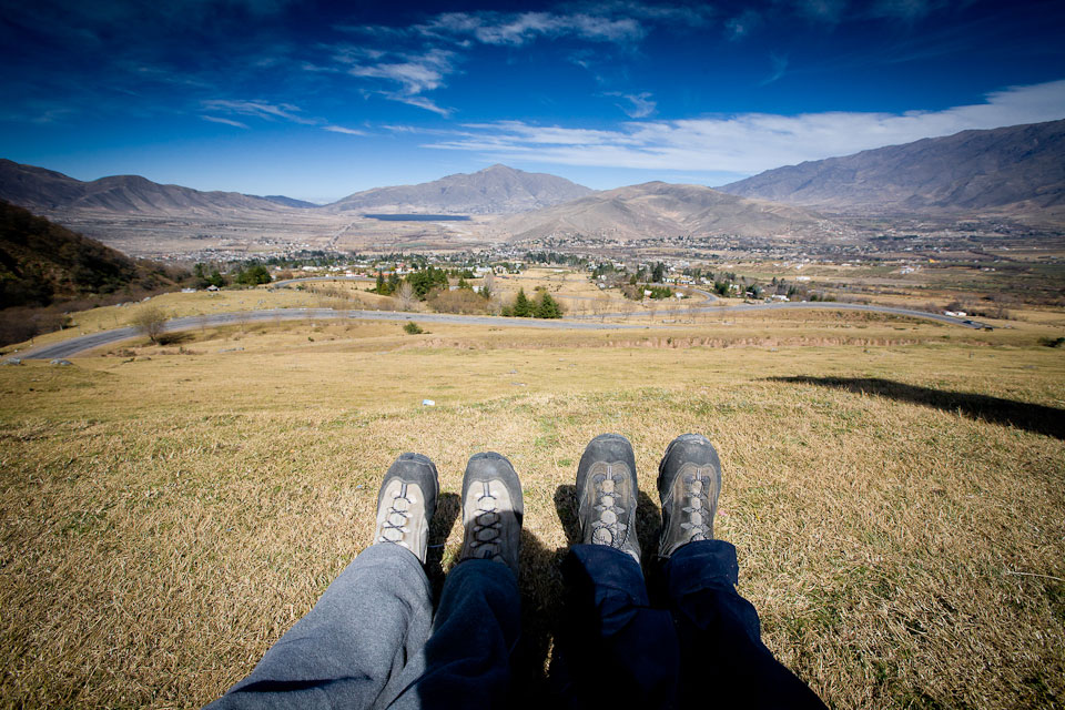 Путешествие ноги. Ноги на фоне пейзажа. Весь мир у ног. Travelling on foot